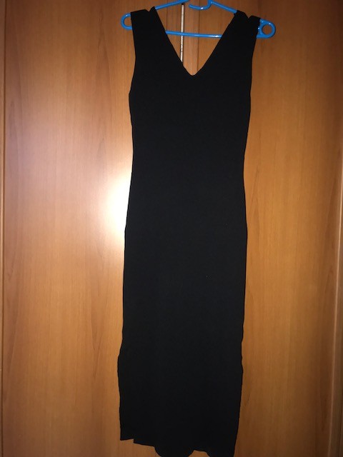 črna elastična obleka z razcepoma na straneh, nova, velikost uni oz. M-L, 16€