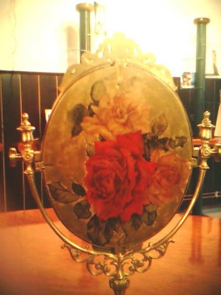 Zadnja stran ogledala, pobarvana z zlato akrilno barvo, servetek in lak.