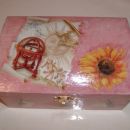 Šatulja, decoupage (motiv iz darilnega papirja, sončnice pa iz papirja za decoupage). Moj 