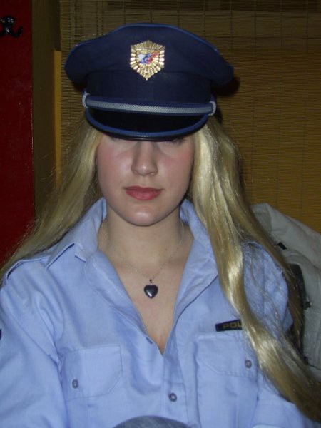 Blond policajka