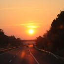 Takole pa zgleda sončni zahod na Madžarskem med vožnjo!