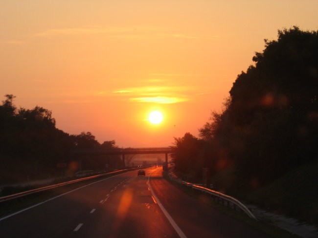 Takole pa zgleda sončni zahod na Madžarskem med vožnjo!