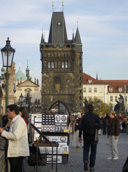 Na Karlovem mostu...vedno živahno in polno ljudi