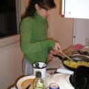 Jolanda pipravlja krompirjevo omleto