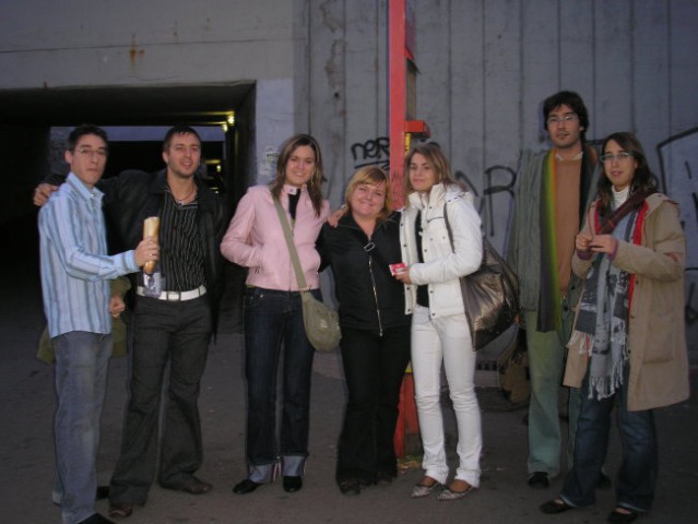 Pred odhodom v opero: Julian, Paulo, Aroa, jaz, Laura, Juan Carlos in Maria
