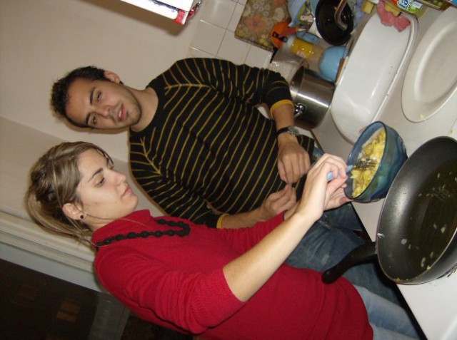 Laura med pripravljanjem krompirjeve omlete in David
