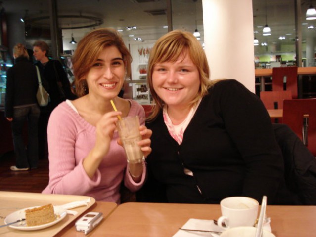 Jolanda in jaz na kavi v MarxSpencer-ju