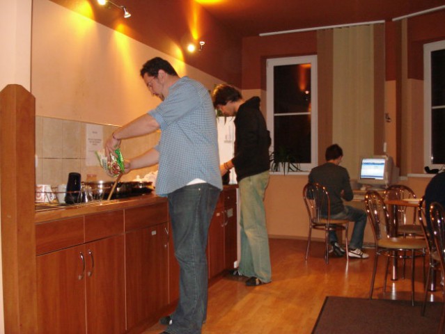 V hostlu so se fantje lotili kuhanja vecerje - Edü in Juan Carlos