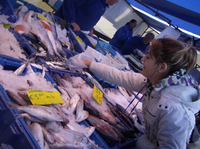 Sobotna trznica v Tilburgu - Laura izbira ribe za vecerjo
