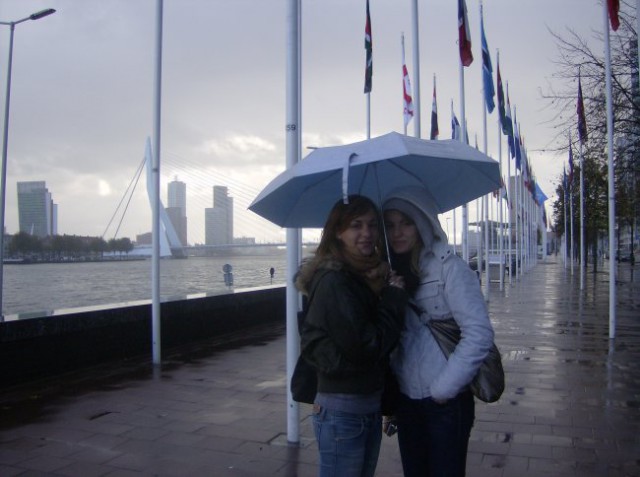 Marta in Laura pred erasmus bridge v rotterdamu