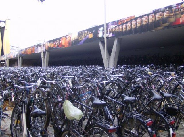 Parkirisce kolesov v Tilburgu - ali kot bi rekli tamkajsnji eramus studenti - prodajalna z
