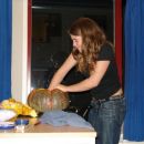 Priprave na Halloween party - Mirela izrezuje buco