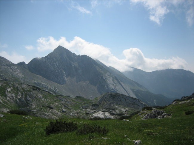 Med Migavcem in Kukom-pogled proti Vrhu nad Škrbino