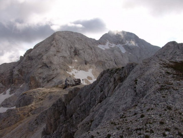 Triglavski dom s Kredarice zadaj Triglav