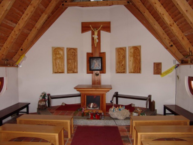 Notranjost kapelice Marije Snežne