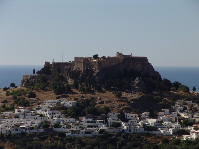 Mestece Lindos s trdnjavo na pečini