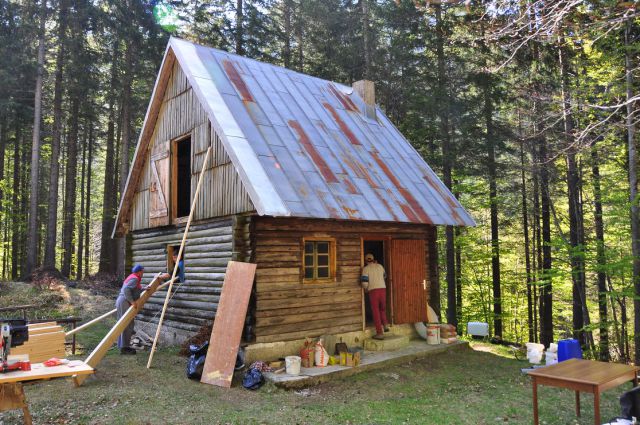 Koča pred obnovo