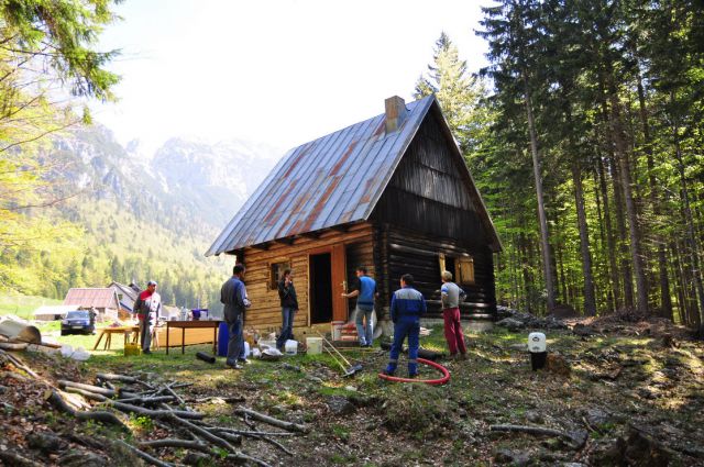 Dve strani so že pobarvane