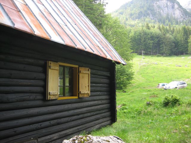  koča gorniškega kluba  na mangartski planini - foto