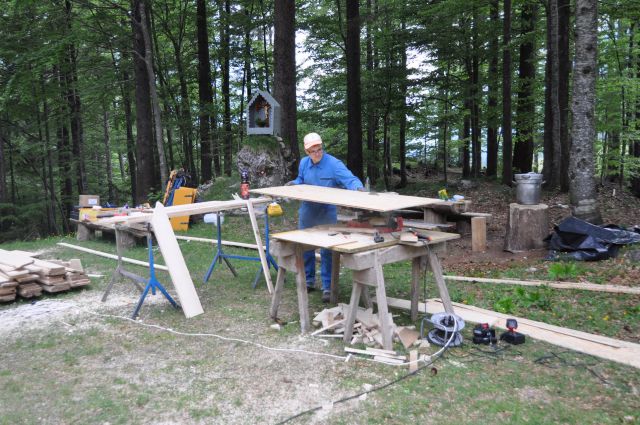 Urejanje koče na mangrtski planini 15.6.2013 - foto