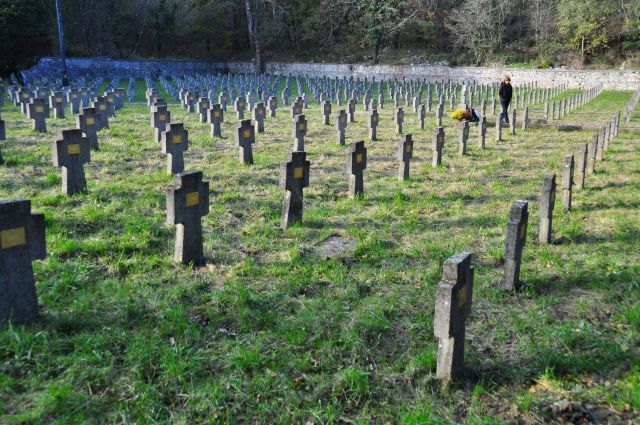 Avstroogrsko pokopališče v proseku
