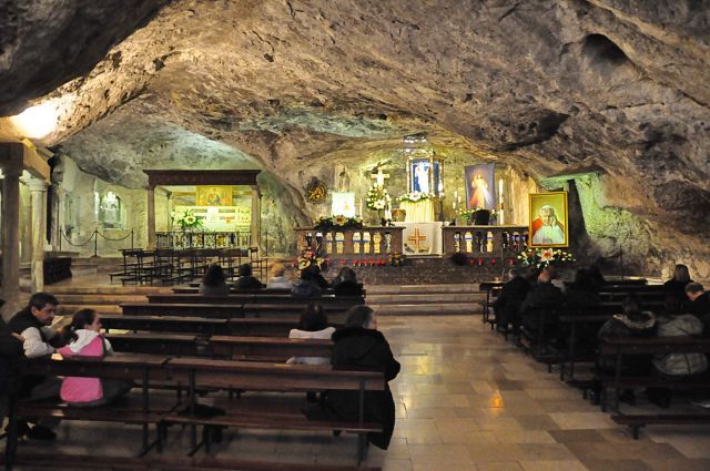 Cerkev v jami