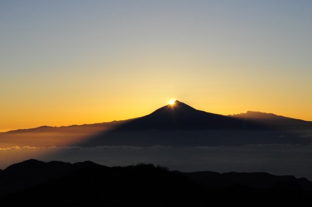 Opazovanje vzhoda sonca izza El Teide z najvišjega vrha Gomere