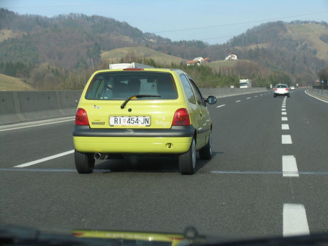 Twingo nas je prehitel...notri sta Beeny in soproga