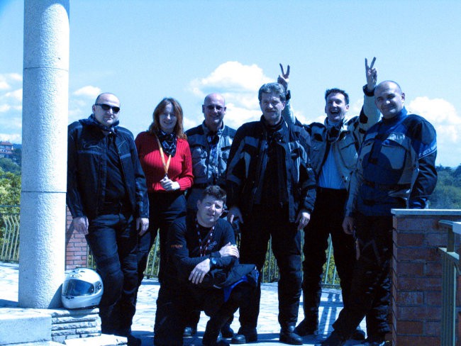 skupna fotka ob italijanski obali
Ofsajd, Janetka, Dady,Tiger, Frenk , Žrebec in na kolen
