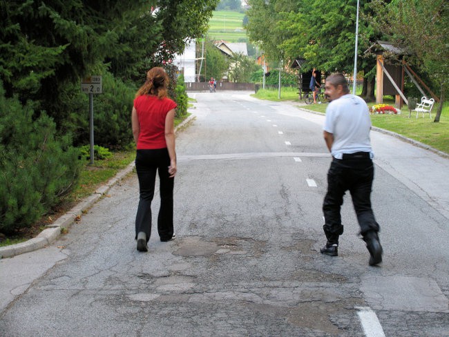 s Chimpo greva poiskat zgubljene goste