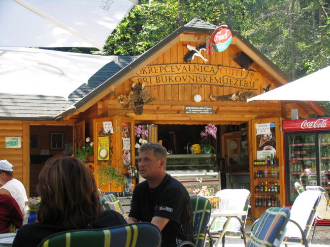 Glavni postanek ob Bukovniškem jezeru.Imajo celo bučni sladoled.