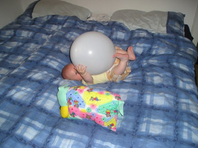 Mami, glej k balon držim