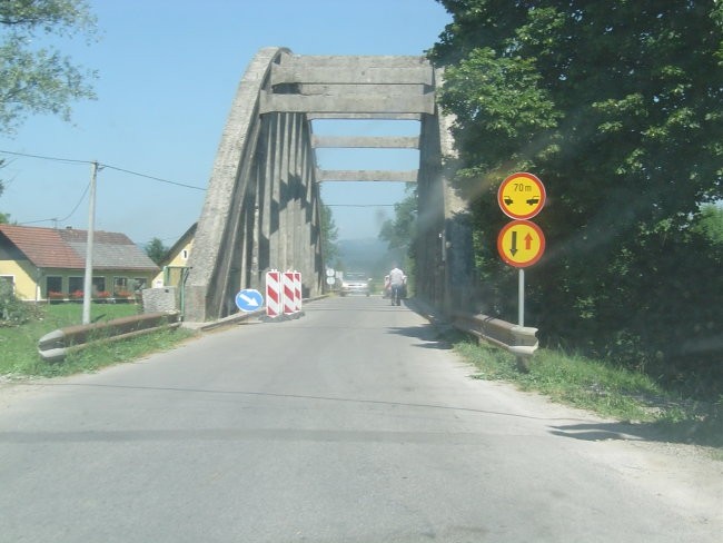 na tej sliki manjka samo župan in delavci ki opravljajo dela na mostu