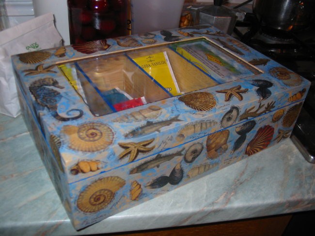 škatla okrašena s servietno tehniko