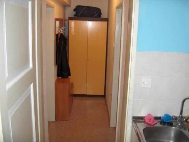 Omara na hodniku, desno je kopalnica, levo vhodna vrata