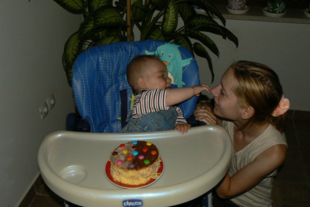 Mami, sej si mi nardila fajno mini tortico, sam tvoj nos je bolj zanimiv.