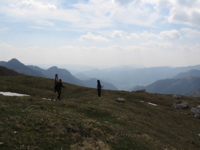 Vrh nad Škrbino in Zeleni vrh - april 2007 - foto