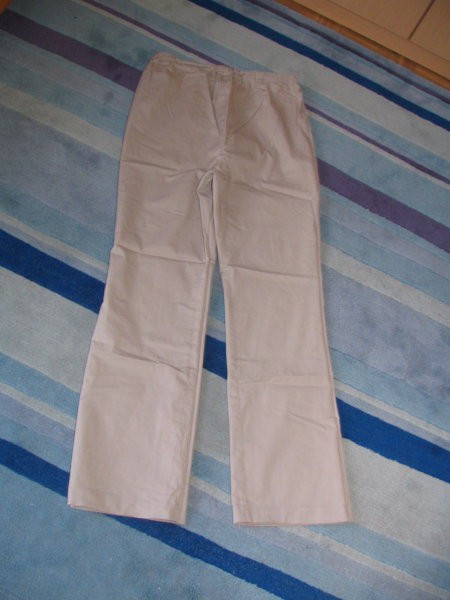 Lahke platnene hlače z nastavljivo elastiko 
cena: 15 EUR