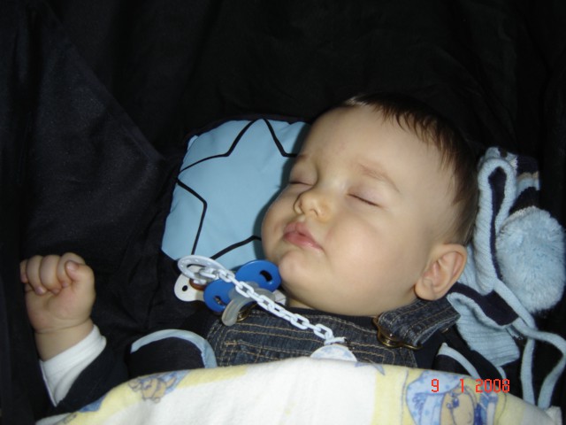 Priden fantek Enej, ki skoz spi, in mamici Maki ostaja ogromno prostega časa:)))