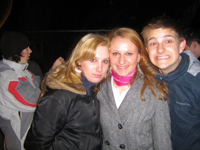 Dea p Saby p kumi se stuli (ne ni tuki zbar kumi, mal si zamenu vrata =D)