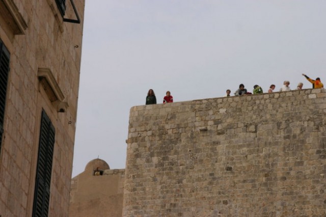 Fantje bluzijo po obzidju Dubrovnika
