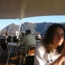 Zajtrk na Vikici in v ozadju Santorini