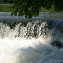 Krasna si Krka hči dolenjskih gričev, ko kajak moj drvi čez brzice.