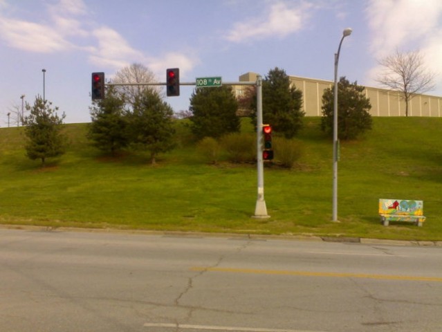 Semaforji so na drugi strani ceste.