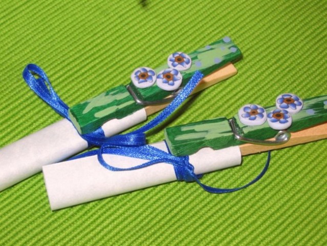 Ščipalke za spomin - pobarvane z akrilnimi barvami, zadaj magnetek, spredaj spominčice iz 