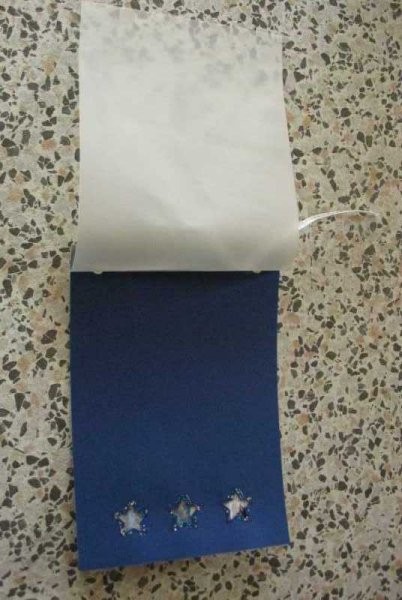 SWAP čestitka pod tančico pavs papirja - zvezdice izsekane s 'štanco', obrobljene z Glitte
