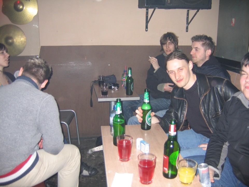 ...potem smo uleteli v privat žur bar kjer so predvem uživali kadilci...MUSIC
