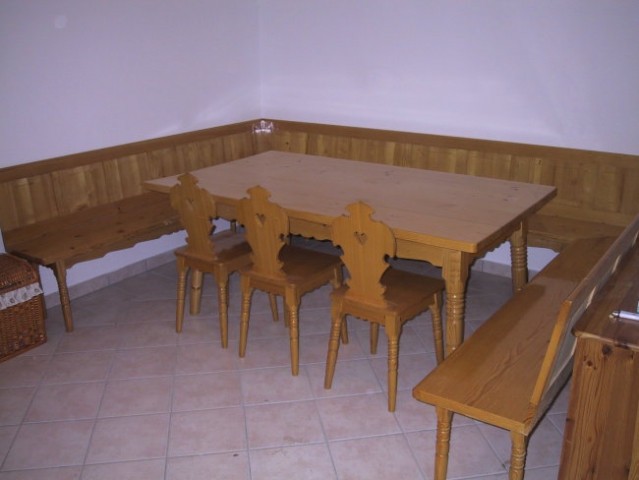 Jedilni kot v obliki črke U, sestavljen iz treh klopi (2x220cm, 1x296cm), 3 stolov in mize