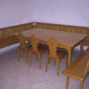 Jedilni kot v obliki črke U, sestavljen iz treh klopi (2x220cm, 1x296cm), 3 stolov in mize