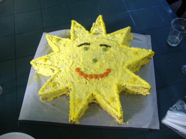 Tale je za sinov 3. rojstni dan. Zaželel si je rumeno torto.